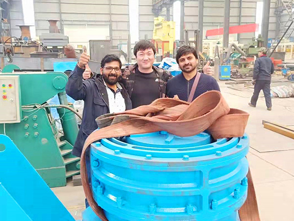 天津外國客戶來廠訪問超細磨粉機價格